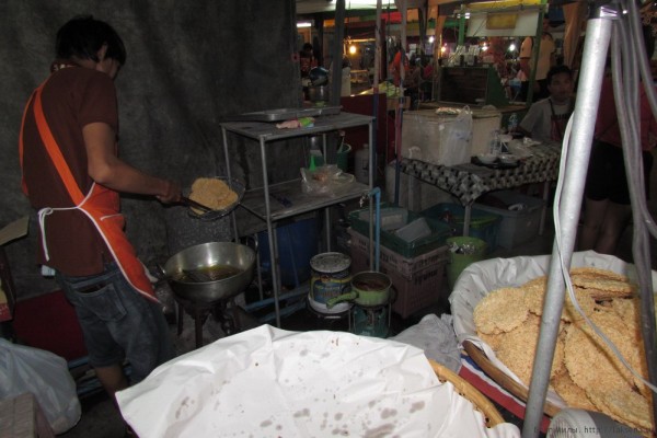 Десерты тайской кухни (фото) крекер из воздушного риса кхао тэн
