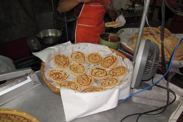 Десерты тайской кухни (фото) крекеры из воздушного риса кхао тэн