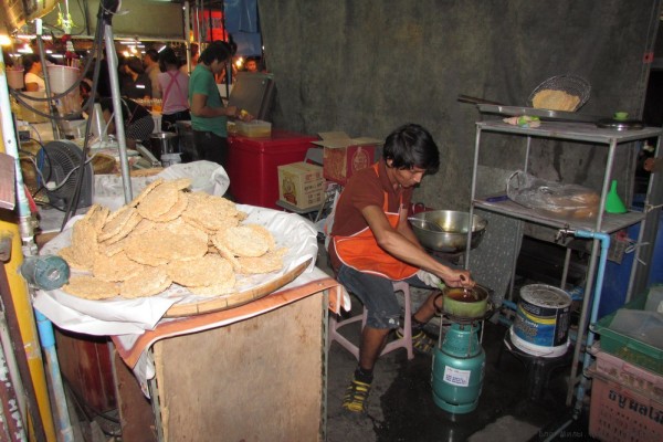 Десерты тайской кухни (фото) крекеры из воздушного риса кхао тэн
