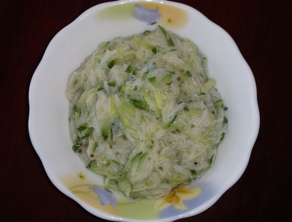 Салат из рисовой лапши с огурцом