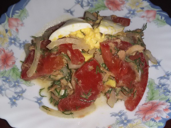 Салат с тунцом помидорами и яйцом