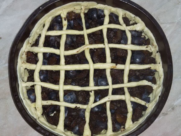 Пирог со сливами и шоколадом