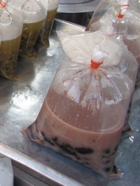 Черные соевые бобы в кокосовом молоке (Tua dum) Black Beans in Sweet Coconut Milk Sause десерты тайской кухни