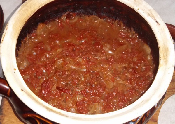 Кебап из говядины в гювече - говядина в горшочке в соусе