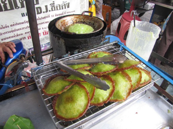 Хрустящие пандановые блинчики (Kanoom Dok Bur) десерты тайской кухни