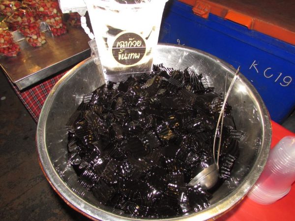 Chao kuai (grass jelly) черное травяное желе десерты тайской кухни тайские десерты