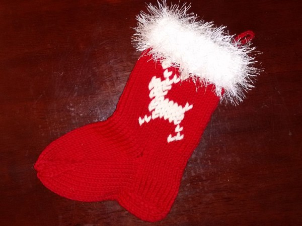 Рождественский носок спицами с оленем