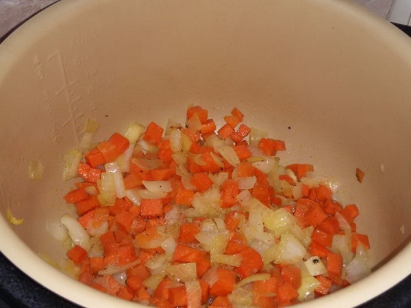 Перловка с морковью и луком в скороварке Sinbo 5033
