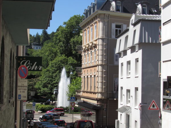 вид на фонтан Августаплатц с Айхштрасе