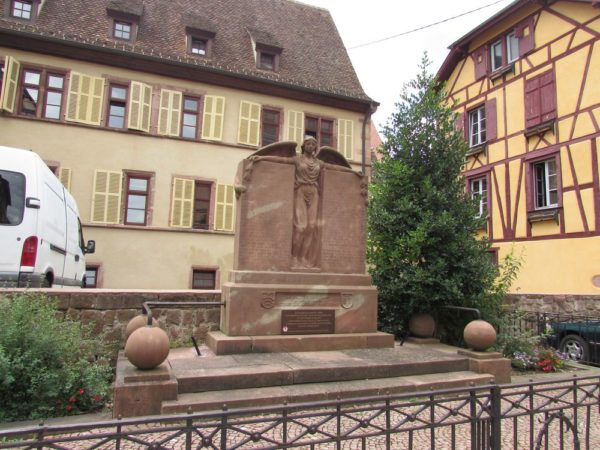 памятник жертвам мировых войн риквир riquewihr Place des Trois Eglises