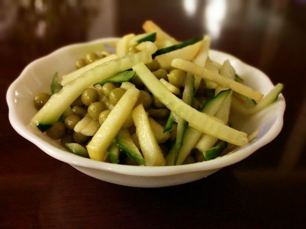 Салат из свежих огурцов и зеленого горошка