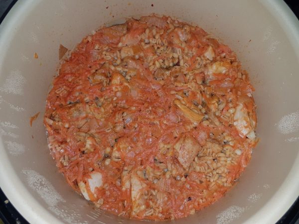 Перловая каша с курицей и томатом в скороварке