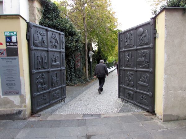 Францисканский сад в Праге ворота