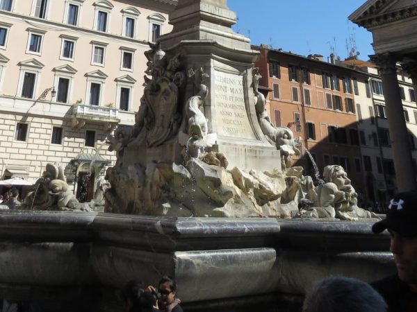 Пантеон в Риме фонтан