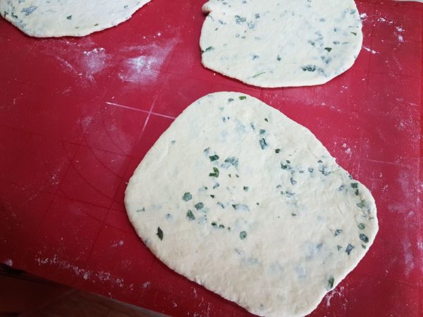 Сырная лепешка с зеленью на сковороде