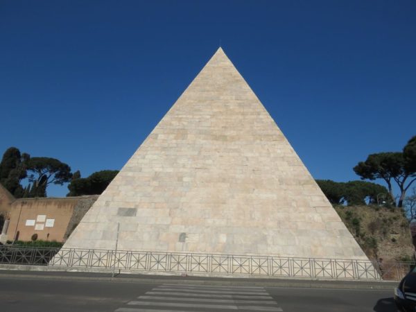 Пирамида Гая Цестия