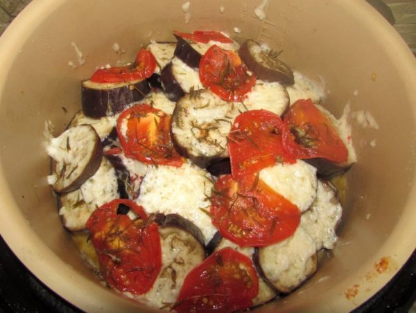 Баклажаны с помидорами и сыром в скороварке Sinbo 5033