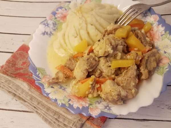 Кролик в сметане, тушеный на сковороде