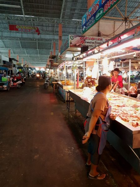 Этот рынок в Паттайе — просто огромный. Железный ангар, собственно, мало чем отличающийся от привычного нам формата продуктово-овощных рынков. Многие тайцы передвигаются по нему на байках.