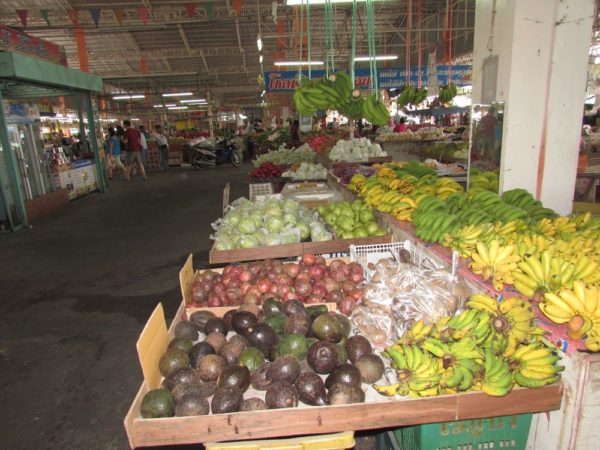 Этот рынок в Паттайе — просто огромный. Железный ангар, собственно, мало чем отличающийся от привычного нам формата продуктово-овощных рынков. Многие тайцы передвигаются по нему на байках.