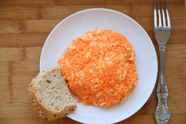 Салат из моркови и сыра сулугуни