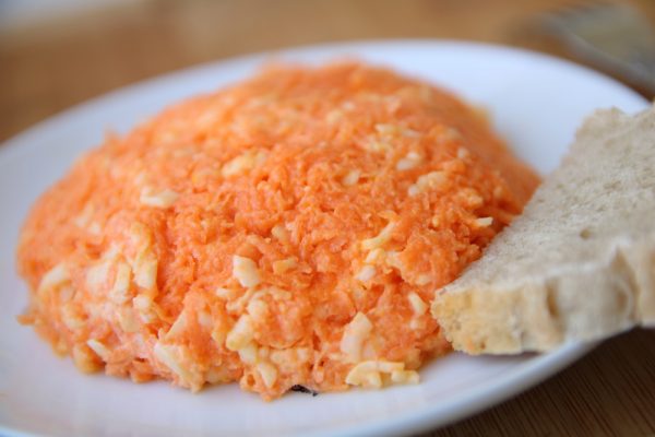 Салат из моркови и сыра сулугуни