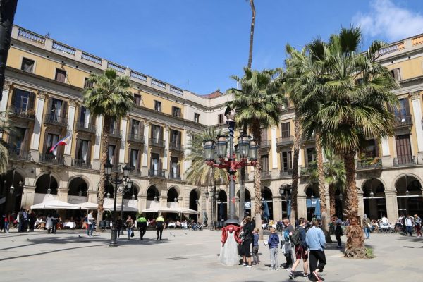Королевская площадь Барселона
