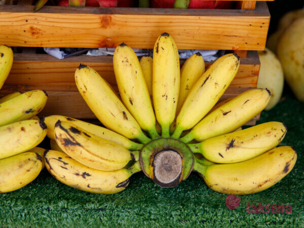 Маленькие полукруглые тайские бананы (белые внутри)