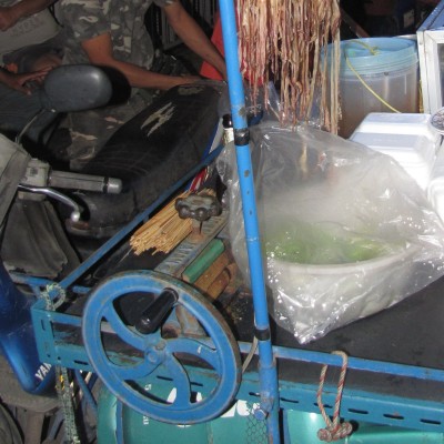 блюда из рыбы и морепродуктов в таиланде Машинка для раскатки кальмаров