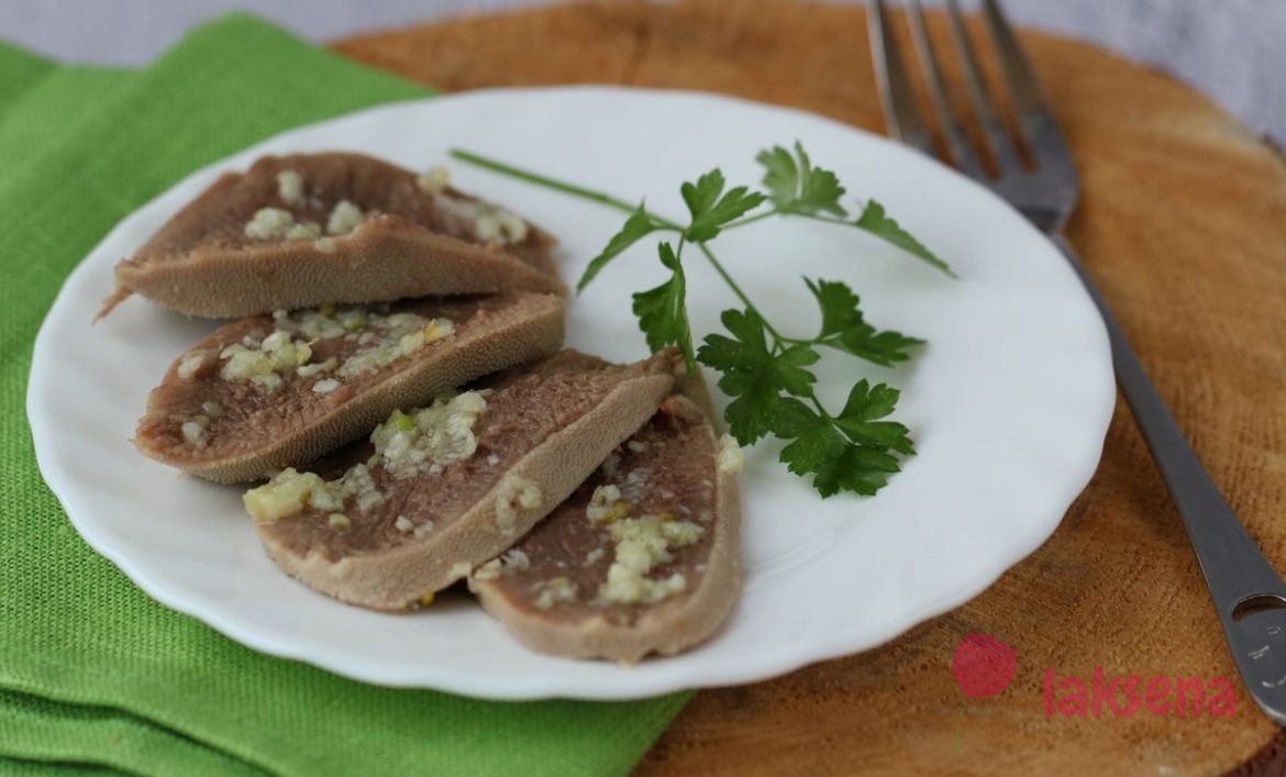Говяжий (или свиной) язык с чесночным соусом