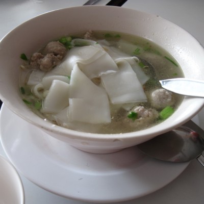 Тайский суп с лапшой и свининой