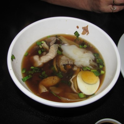 Тайский суп с субпродуктами и яйцом