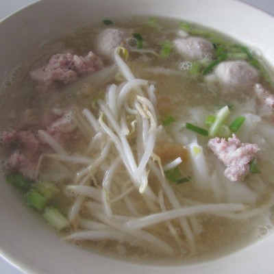 тайский суп с лапшой и соевыми ротками