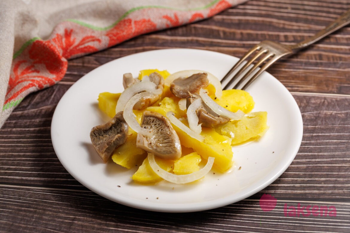 Сибирский салат с солеными грибами (груздями)