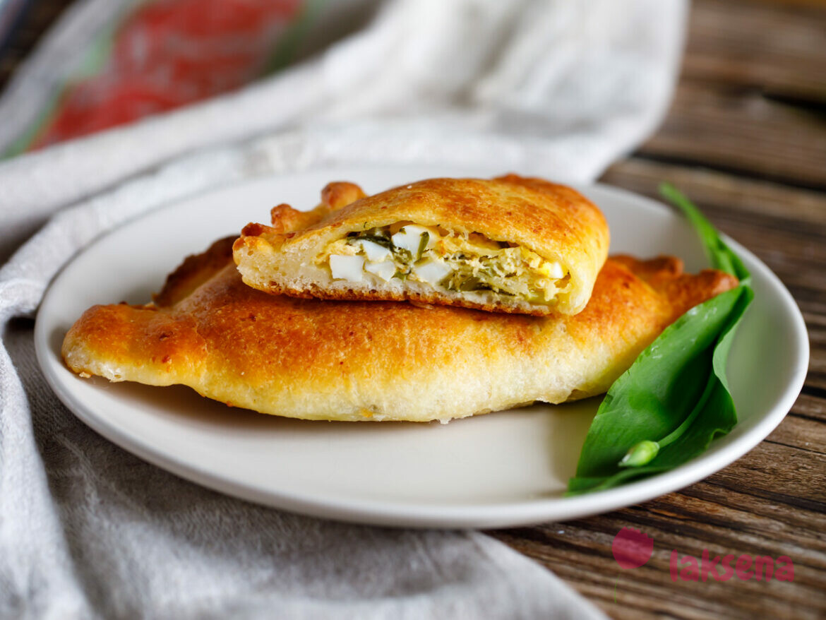 Печеные пирожки с черемшой и яйцом