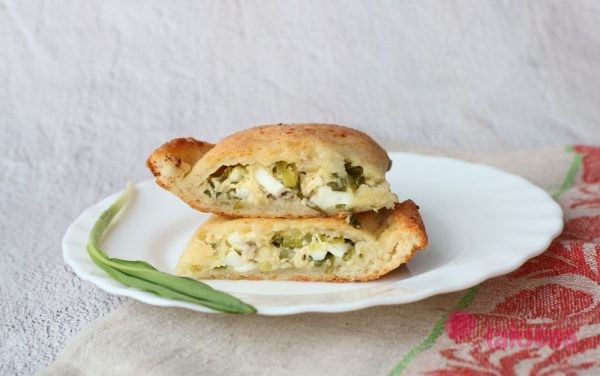 печеные пирожки с черемшой и яйцом