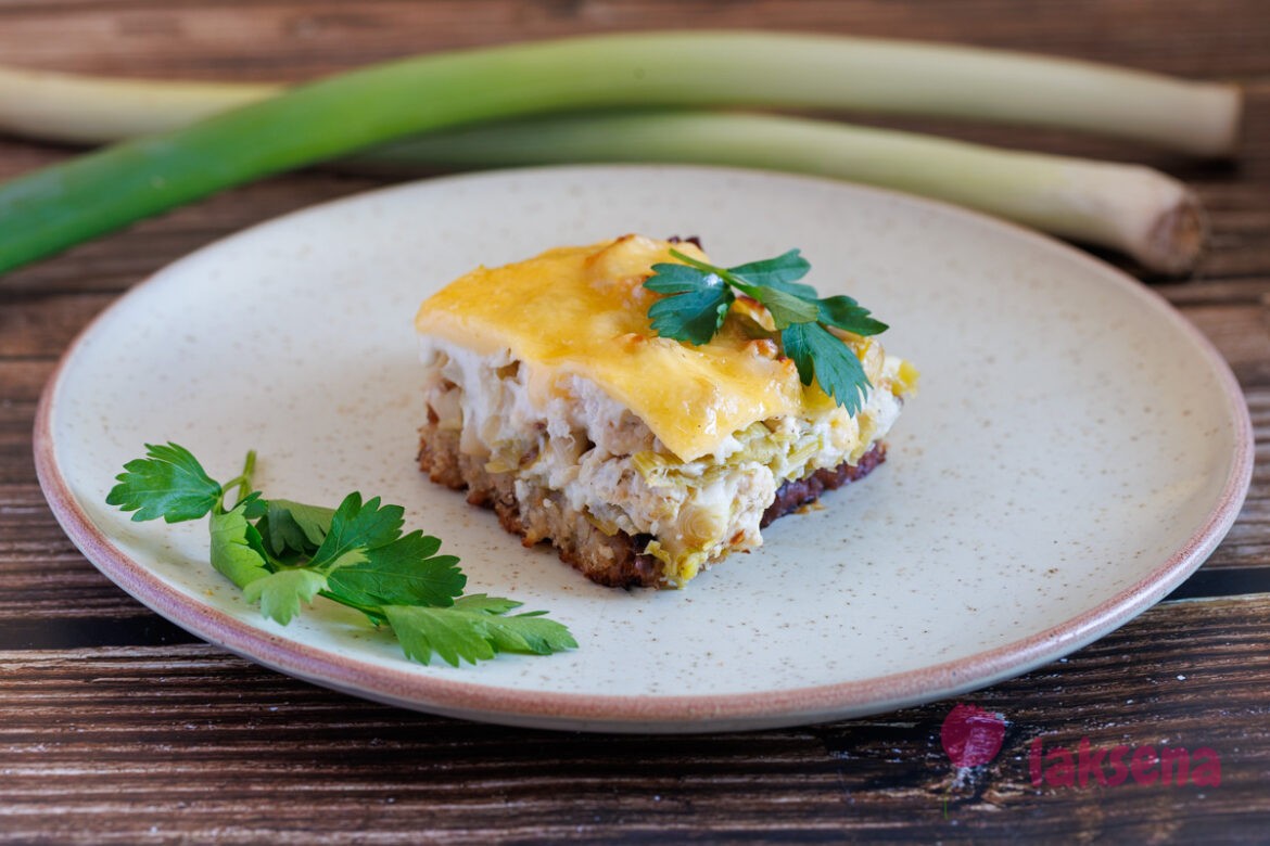 Бутербродный пирог-запеканка с луком пореем