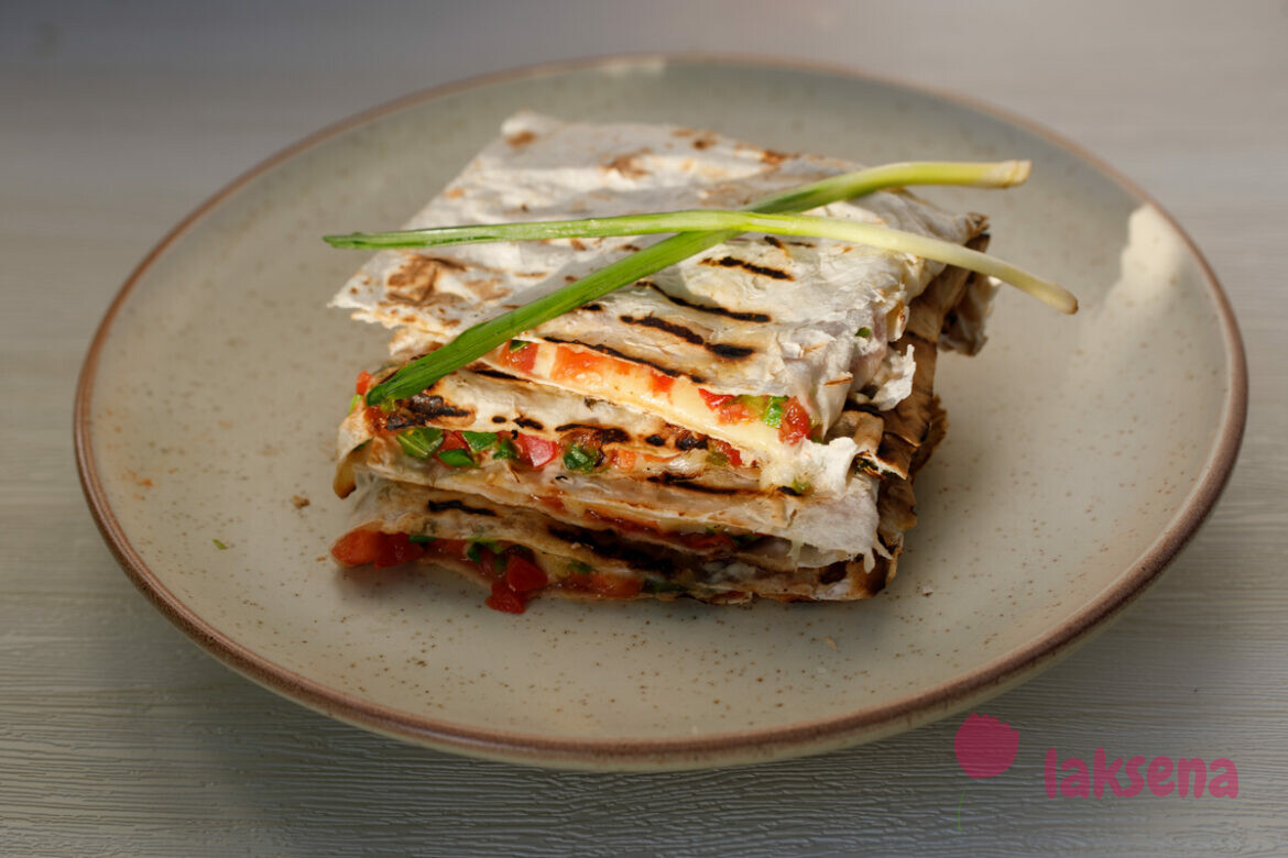 Пирожки из лаваша с черемшой и сыром