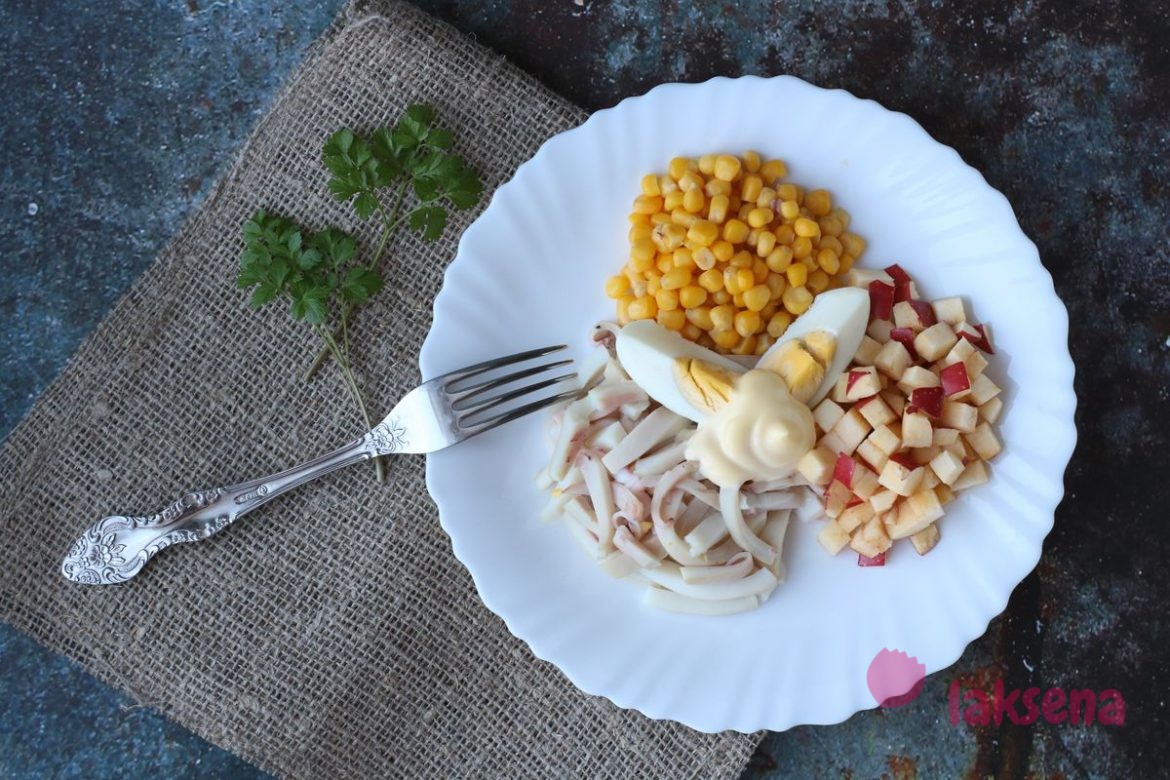 Салат из кальмаров с яблоками и кукурузой