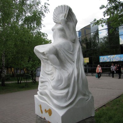 памятники первомайский сквер новосибирск девушка с веером кармен