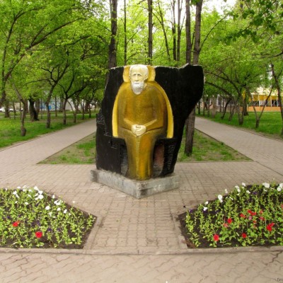 памятники первомайский сквер новосибирск монах