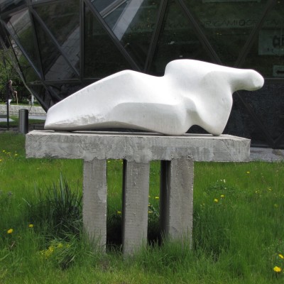 каменные скульптуры новосибирска лежачая абстракция