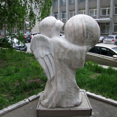 каменные скульптуры новосибирска ангел-хранитель