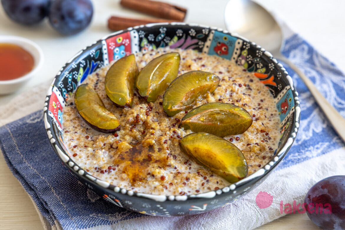 Молочная каша из киноа с фруктами
