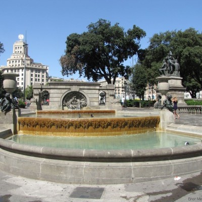 фонтаны на площади Каталонии в барселоне