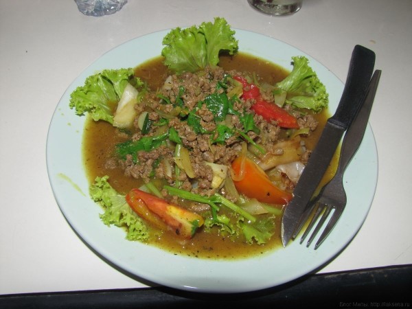 тайские травы жареная лапша с рубленным мясом и овощами салат