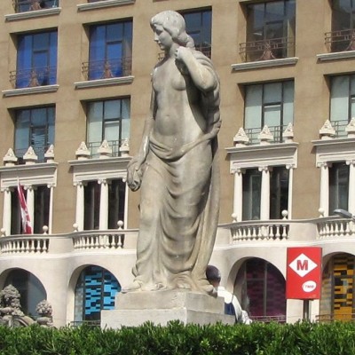площадь каталонии в барселоне Figura femenina Enric Casanovas