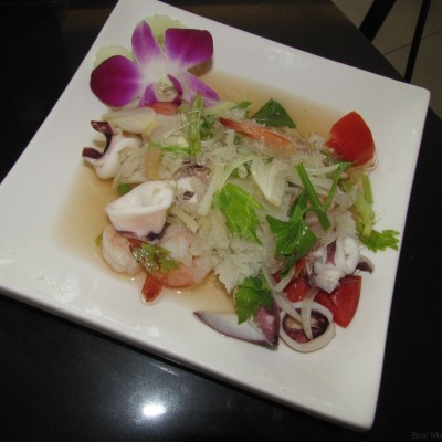 острый салат из морепродуктов тайские травы кинза