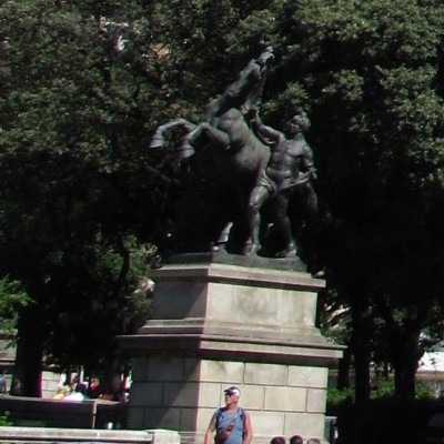 площадь каталонии в барселоне скульптура "Труд" Мигель Осле