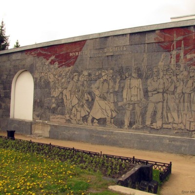 памятники в новосибирске панно в сквере героев революции